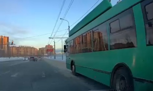 «Всем нельзя, а ему можно»: в Казани троллейбус проехал на красный свет «Всем нельзя, а ему можно»: в Казани троллейбус проехал на красный свет