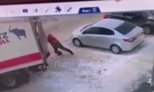 Пытался остановить руками: в Казани фура с продуктами чуть не задавила водителя Пытался остановить руками: в Казани фура с продуктами чуть не задавила водителя