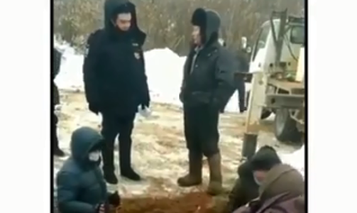 В Татарстане бабушки влезли в яму, не позволяя техникам устанавливать 5G-вышку