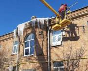 В Киеве сосульками на крышах теперь занимается специальная бригада коммунальщиков В Киеве сосульками на крышах теперь занимается специальная бригада коммунальщиков