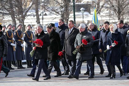 Володин и Матвиенко возложили цветы к Могиле Неизвестного Солдата Володин и Матвиенко возложили цветы к Могиле Неизвестного Солдата