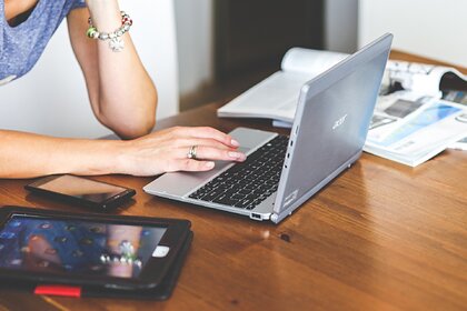 Ортопед раскрыл особенности вызываемого смартфоном заболевания Ортопед раскрыл особенности вызываемого смартфоном заболевания