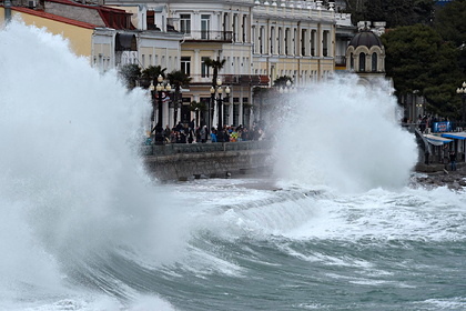 В Крыму ответили на возмущение из-за подачи воды туристам В Крыму ответили на возмущение из-за подачи воды туристам