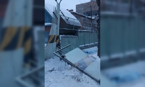 Упавший бетонный забор раздавил женщин, отмечающих наступающее 8 марта