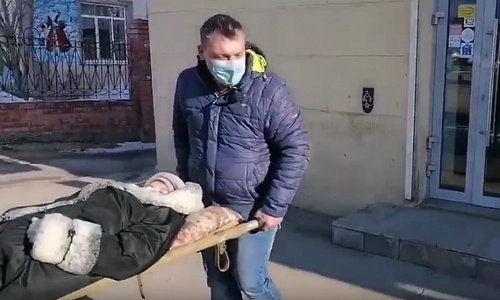 «Вот такая программа лояльности»: женщину с переломами принесли в отделение банка на носилках «Вот такая программа лояльности»: женщину с переломами принесли в отделение банка на носилках