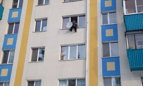 83-летняя пенсионерка в Татарстане уселась на карнизе многоэтажки: спасателям пришлось поспешить