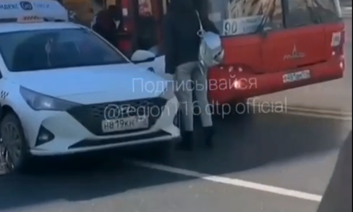 Драка водителей в центре Казани попала на видео: за что шофер автобуса побил таксиста