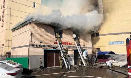 Очевидцы: в Казани на Адоратского горит автомойка Очевидцы: в Казани на Адоратского горит автомойка