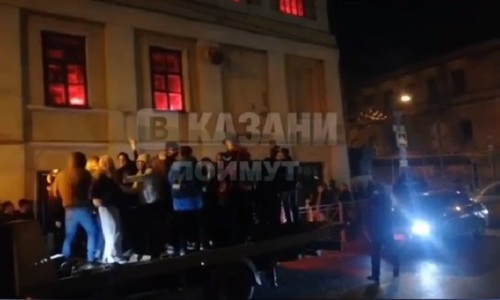 «Вопреки ограничениям»: толпа молодых людей танцевала на эвакуаторе в Казани на Профсоюзной