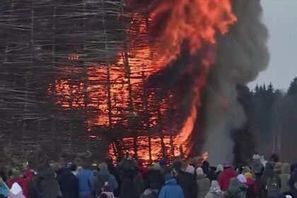 Сожжение гигантского замка «корона-людоеда» на Масленицу показали на видео Сожжение гигантского замка «корона-людоеда» на Масленицу показали на видео