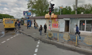 Киевляне жалуються на МАФы возле метро в Голосеевском районе