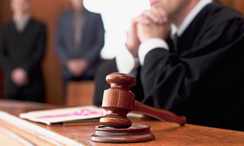 Сотрудники суда вносили грубые эротические ругательства в документы, за что и поплатились
