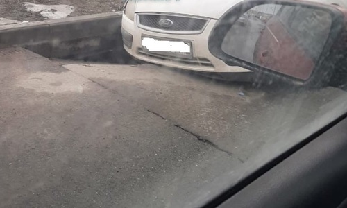 Машина провалилась в асфальт в Советском районе Казани