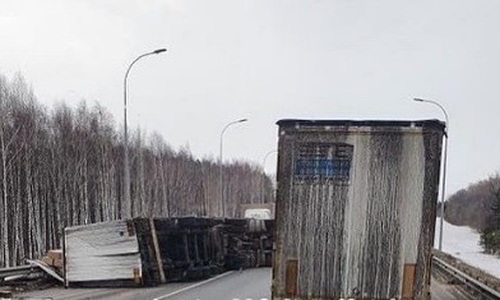 Из-за опрокинувшейся фуры на трассе в Татарстане возникла огромная пробка