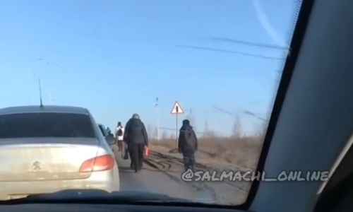 «Пешком быстрее»: жители Куюков из-за огромных пробок начали добираться до Казани пешком «Пешком быстрее»: жители Куюков из-за огромных пробок начали добираться до Казани пешком
