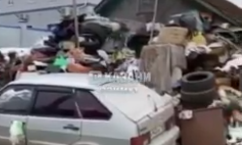 «Аромат» на всю округу: мужчина в Казани превратил дом в огромную мусорную свалку