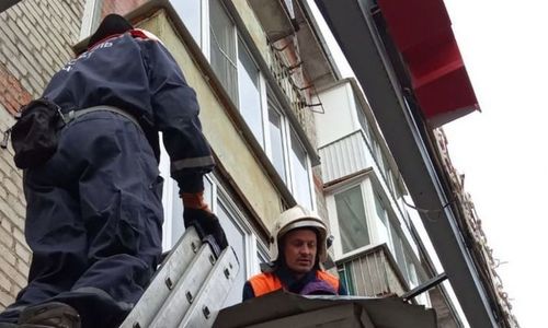 Пролетел 4 этажа, упал на крышу аптеки, но выжил: спасенного мужчину в Казани передали медикам