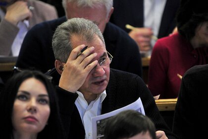 Шойгу подшутил над вице-премьером перед совещанием с Путиным Шойгу подшутил над вице-премьером перед совещанием с Путиным