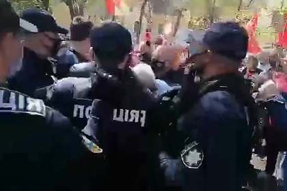 Массовая драка из-за георгиевской ленты на Украине попала на видео Массовая драка из-за георгиевской ленты на Украине попала на видео