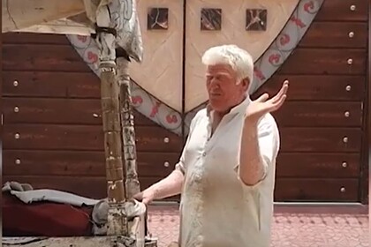 Торгующий мороженным и поющий песни двойник Трампа попал на видео Торгующий мороженным и поющий песни двойник Трампа попал на видео