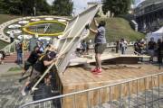 В Киеве убрали «инсталляции» на Аллее Героев Небесной сотни (видео)