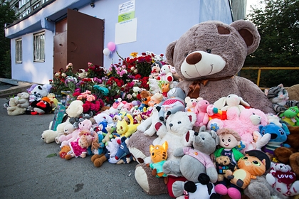 Дядя убитой в Тюмени девочки умер у стихийного мемориала Дядя убитой в Тюмени девочки умер у стихийного мемориала