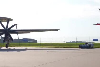 Беспилотник MQ-25 впервые дозаправил самолет E-2D Беспилотник MQ-25 впервые дозаправил самолет E-2D