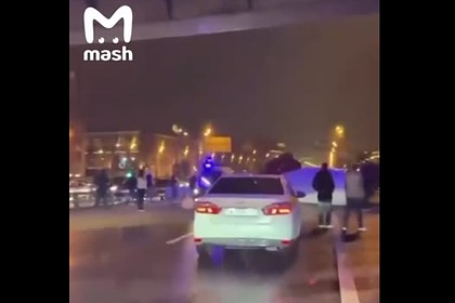 Упавшая в Москве с эстакады фура попала на видео Упавшая в Москве с эстакады фура попала на видео