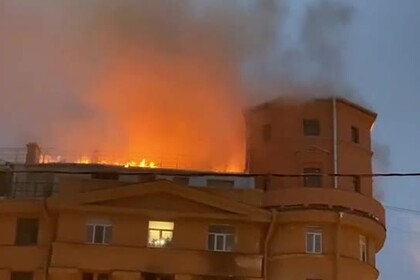 В Санкт-Петербурге загорелся жилой дом начала XX века