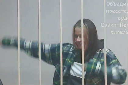 Задержанную за фото в стрингах у Исаакиевского собора россиянку отпустили Задержанную за фото в стрингах у Исаакиевского собора россиянку отпустили