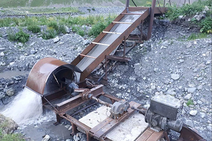 Россиянин построил ГЭС из металлолома и стал раздавать электричество в горах Россиянин построил ГЭС из металлолома и стал раздавать электричество в горах