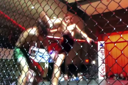 Боец MMA нокаутировал соперника и сломал ногу Боец MMA нокаутировал соперника и сломал ногу