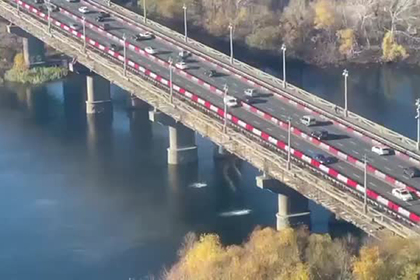 Обрушение моста в Киеве попало на видео Обрушение моста в Киеве попало на видео