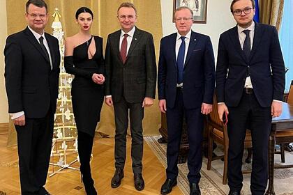Помощницу замминистра образования Украины раскритиковали за откровенное платье Помощницу замминистра образования Украины раскритиковали за откровенное платье